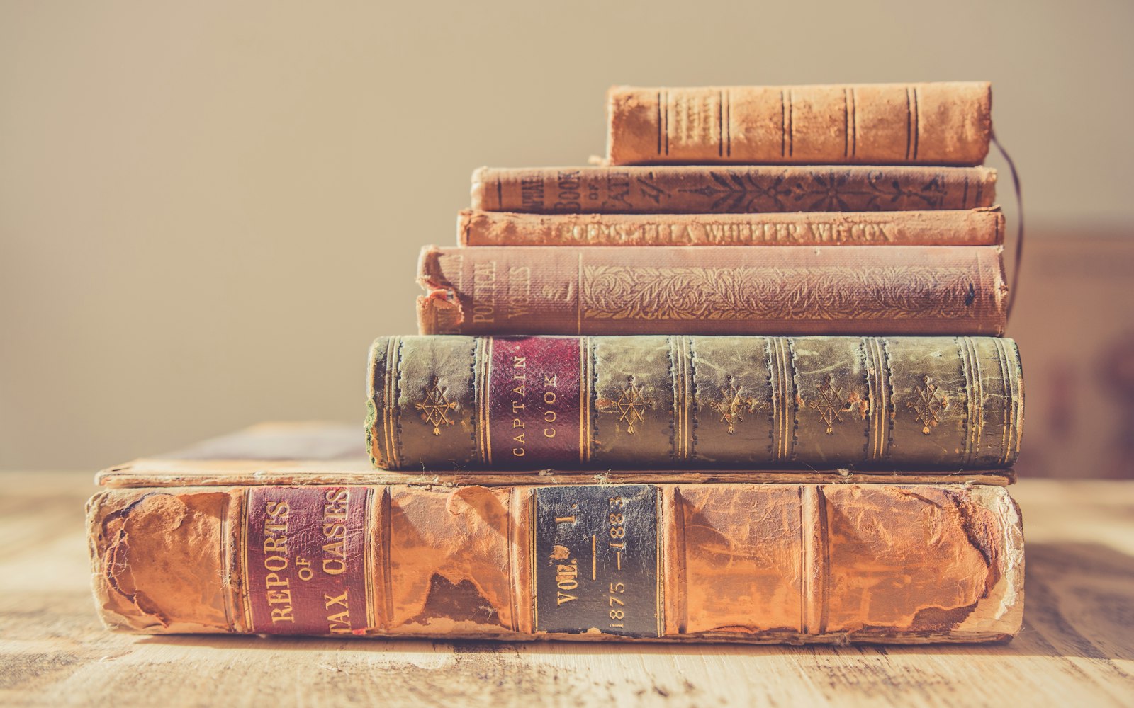 Escritorio de estudio con libros