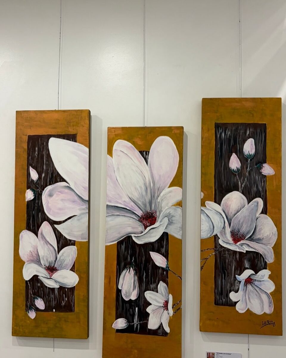 Tríptico de magnolias blancas sobre fondo oscuro