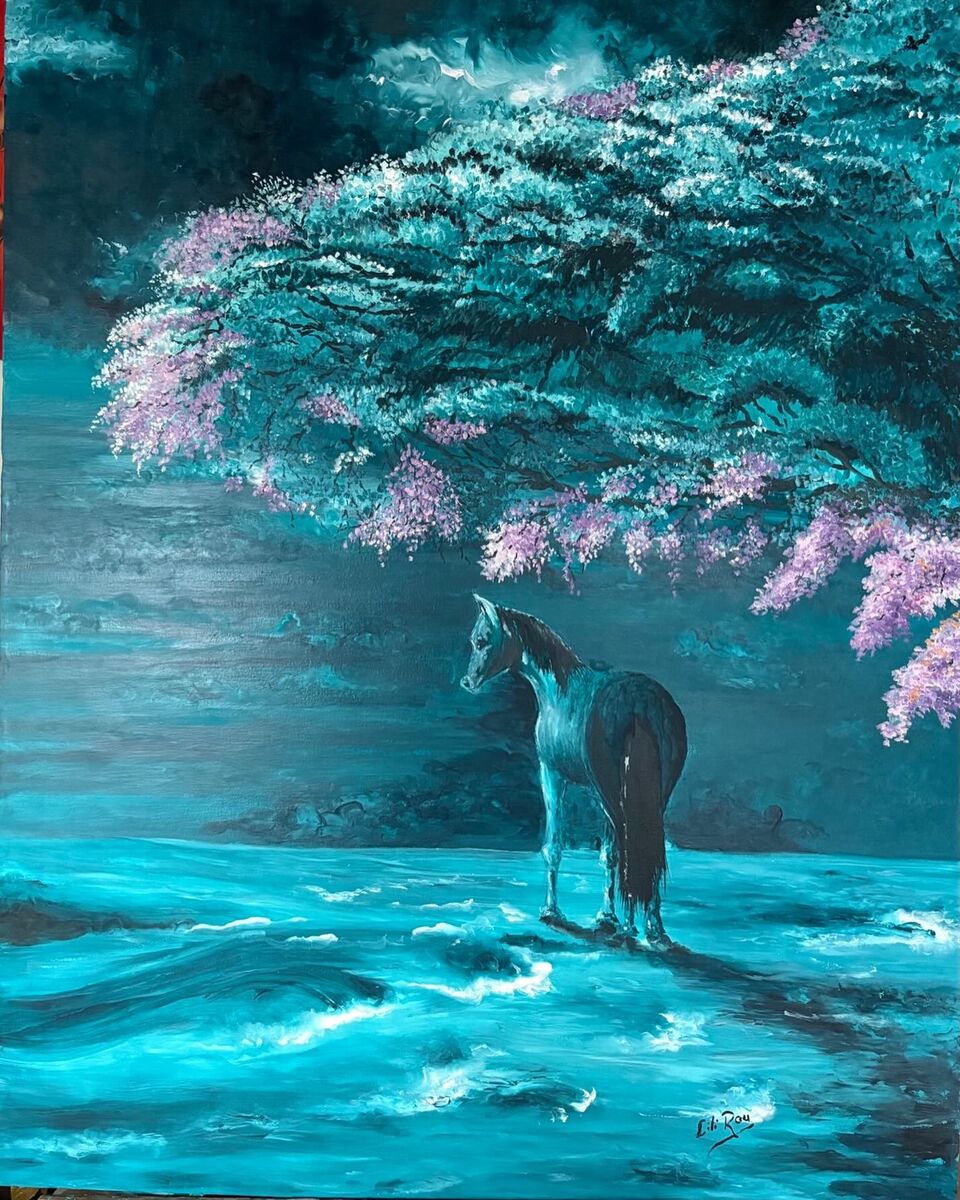 Caballo en el agua bajo un cerezo en flor
