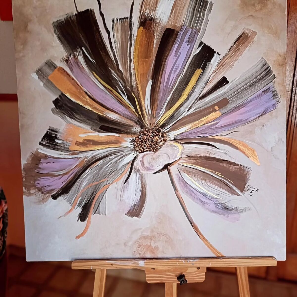 Flor abstracta en tonos tierra