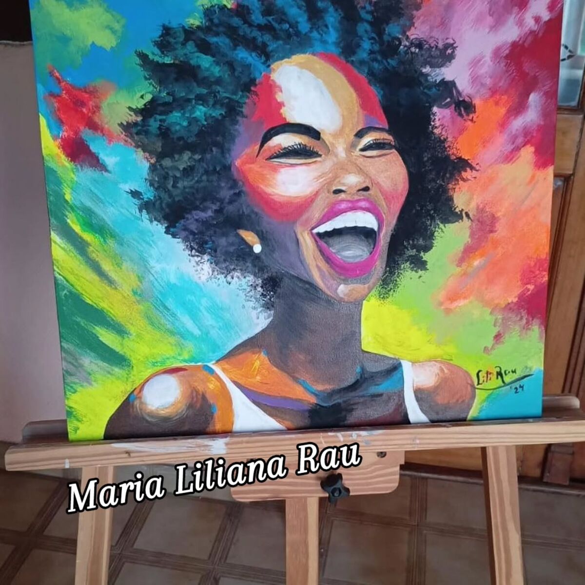 Retrato de mujer riendo, en colores saturados
