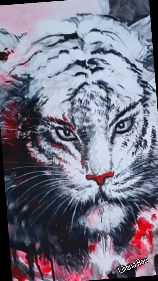 Tigre blanco sobre fondo rosa y rojo