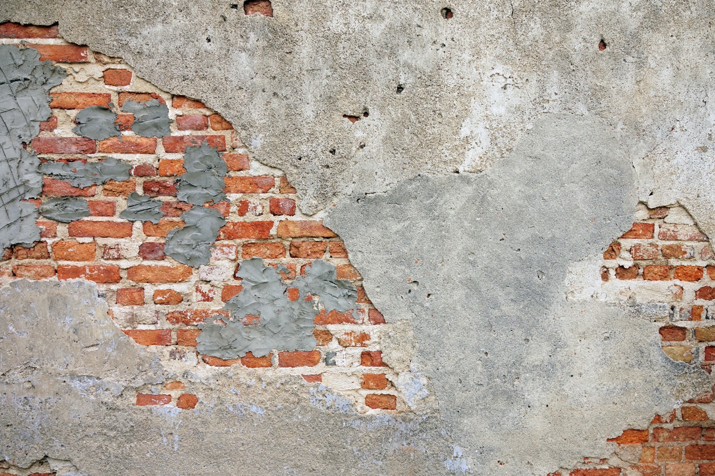 Muro con revoque deteriorado por humedad