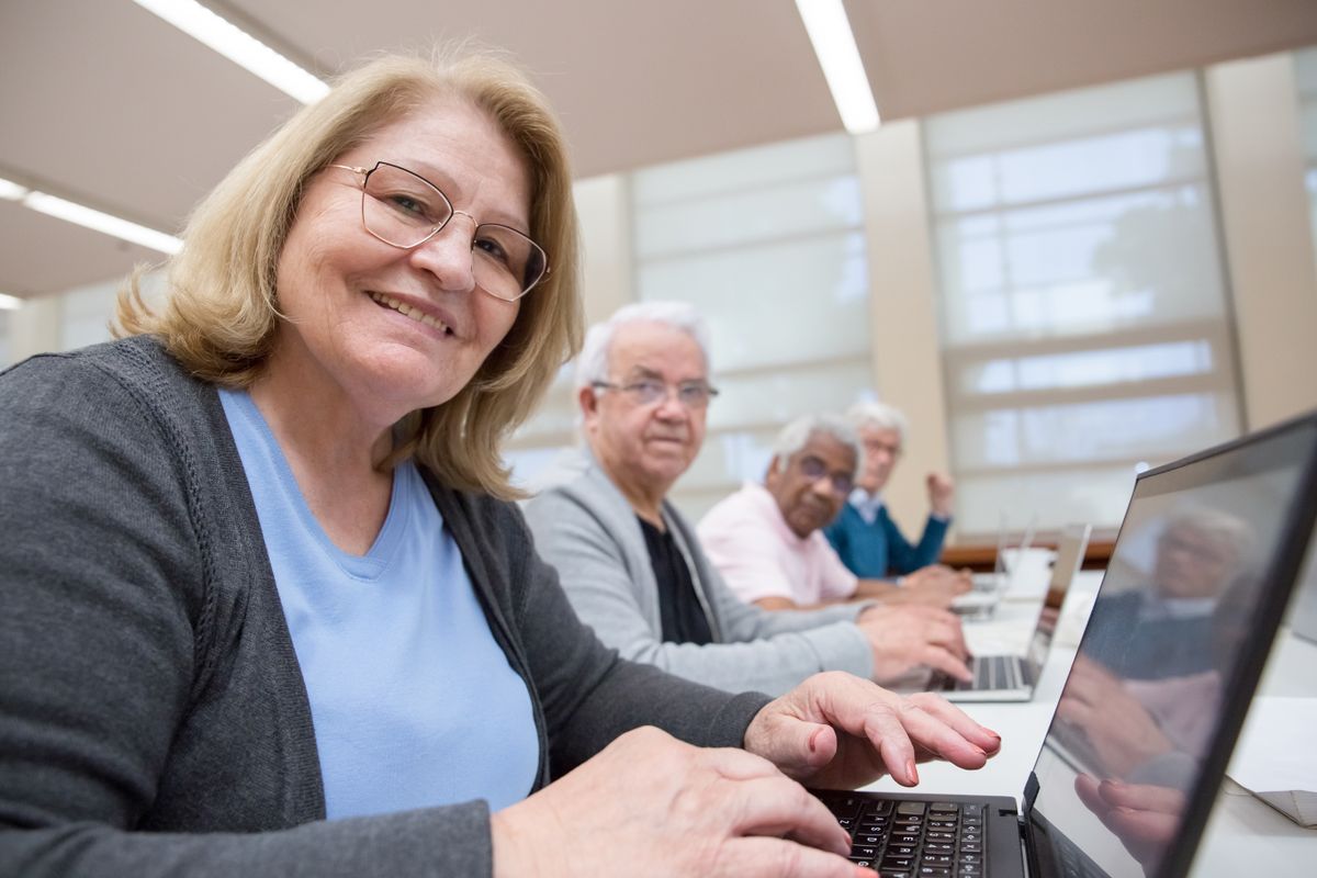 Personas tomando una clase online en vivo
