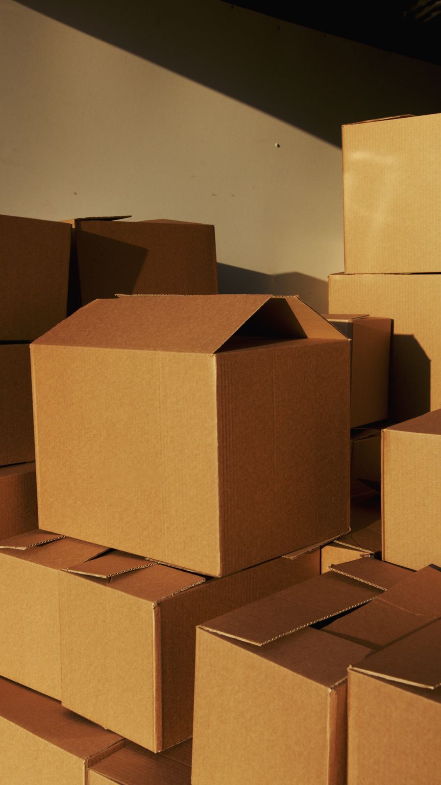 Cajas apiladas listas para despachar