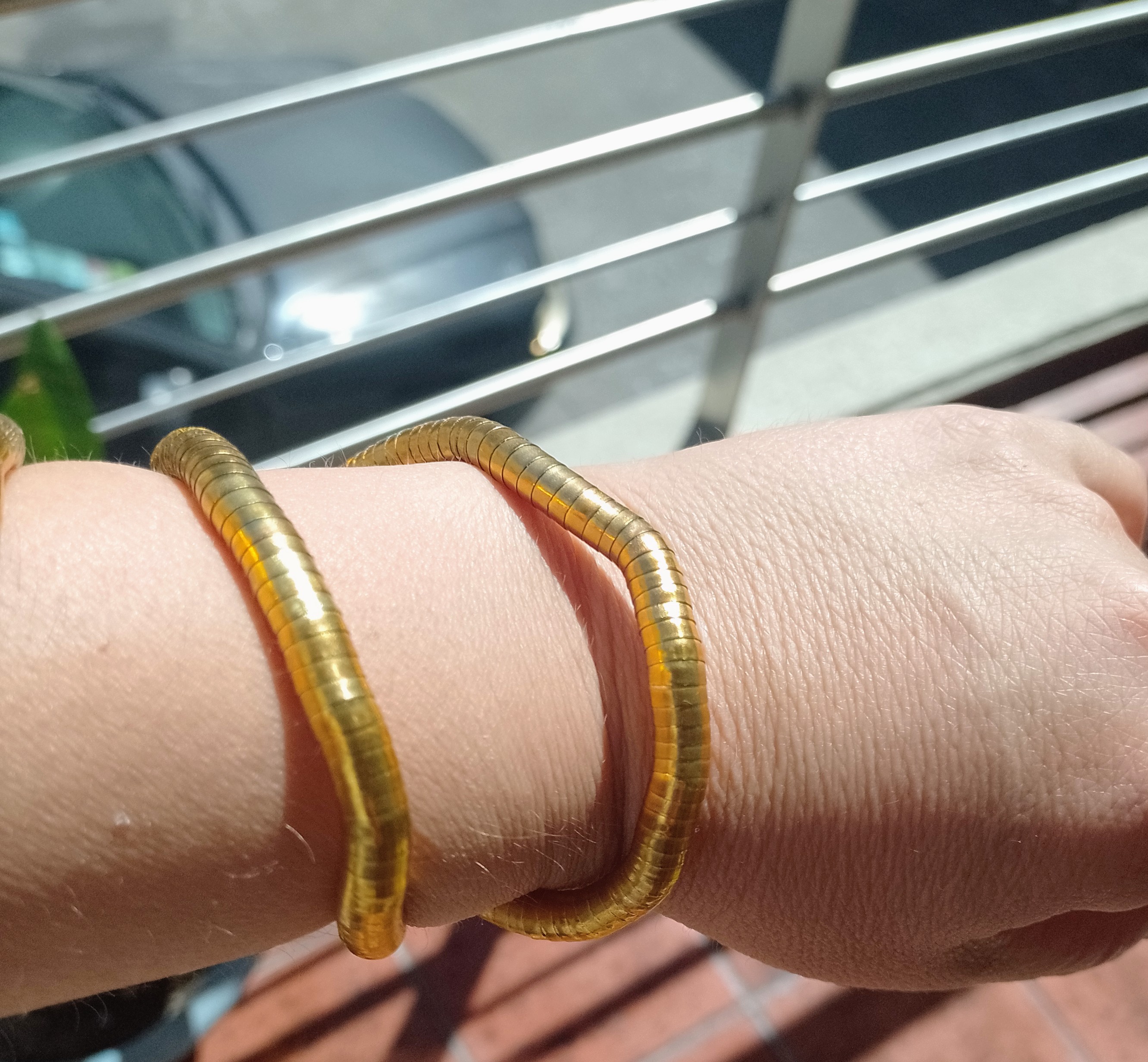 Collar flexible dorado ,